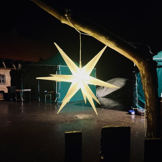 Weihnachtsstern im Stall am Abend