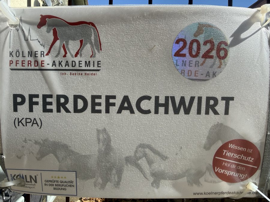 Schild der Kölner Pferde-Akademie: Pferdefachwirt (KPA), 2026